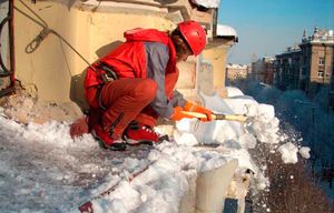 Чистка снега с крыши у одного из домов Домодедова